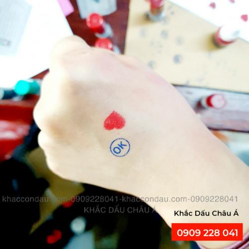 Con dấu đóng trên tay, con dấu đóng sự kiện